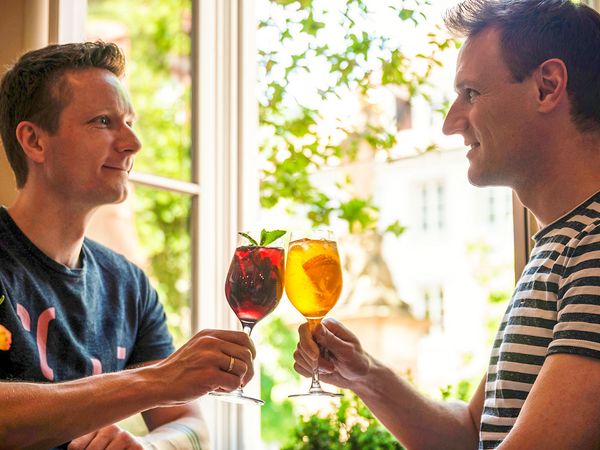 2 men drinking cocktails.